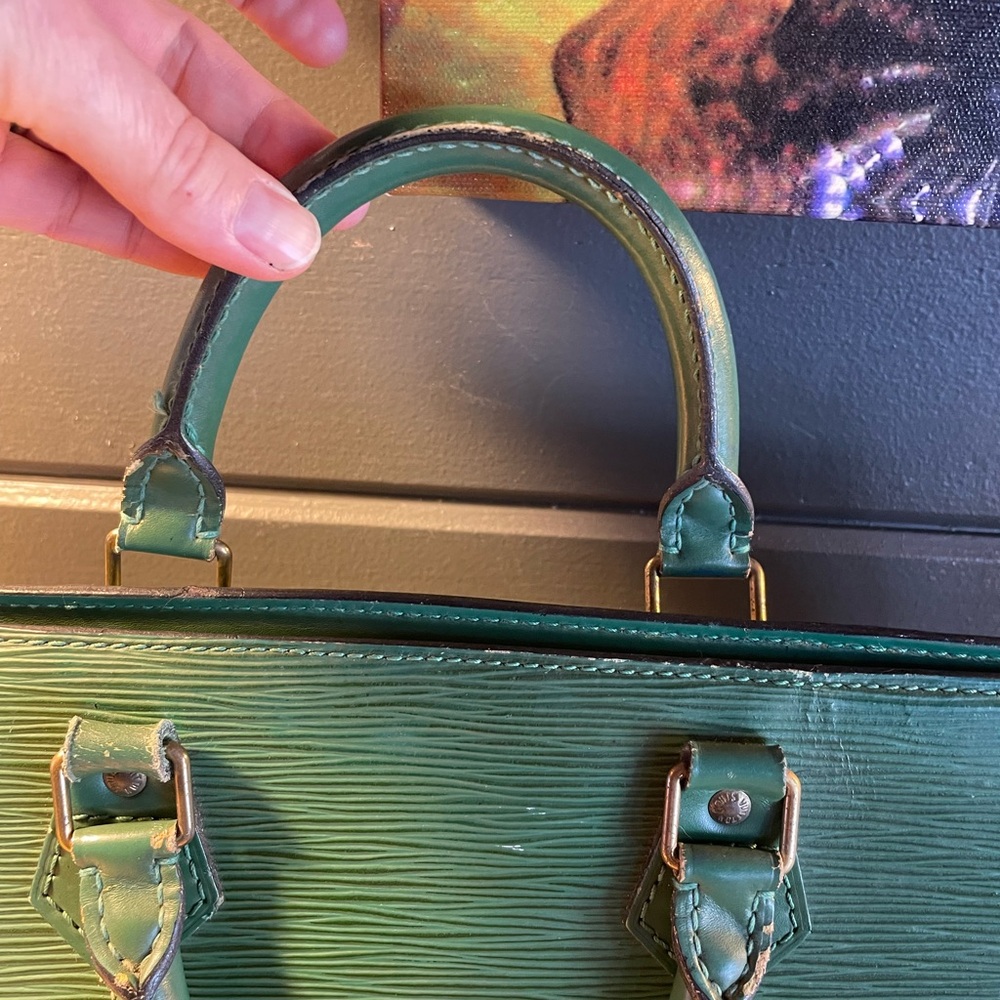 Louis Vuitton Vintage Epi Sac Triangle Bag! - Picture 4 of 15